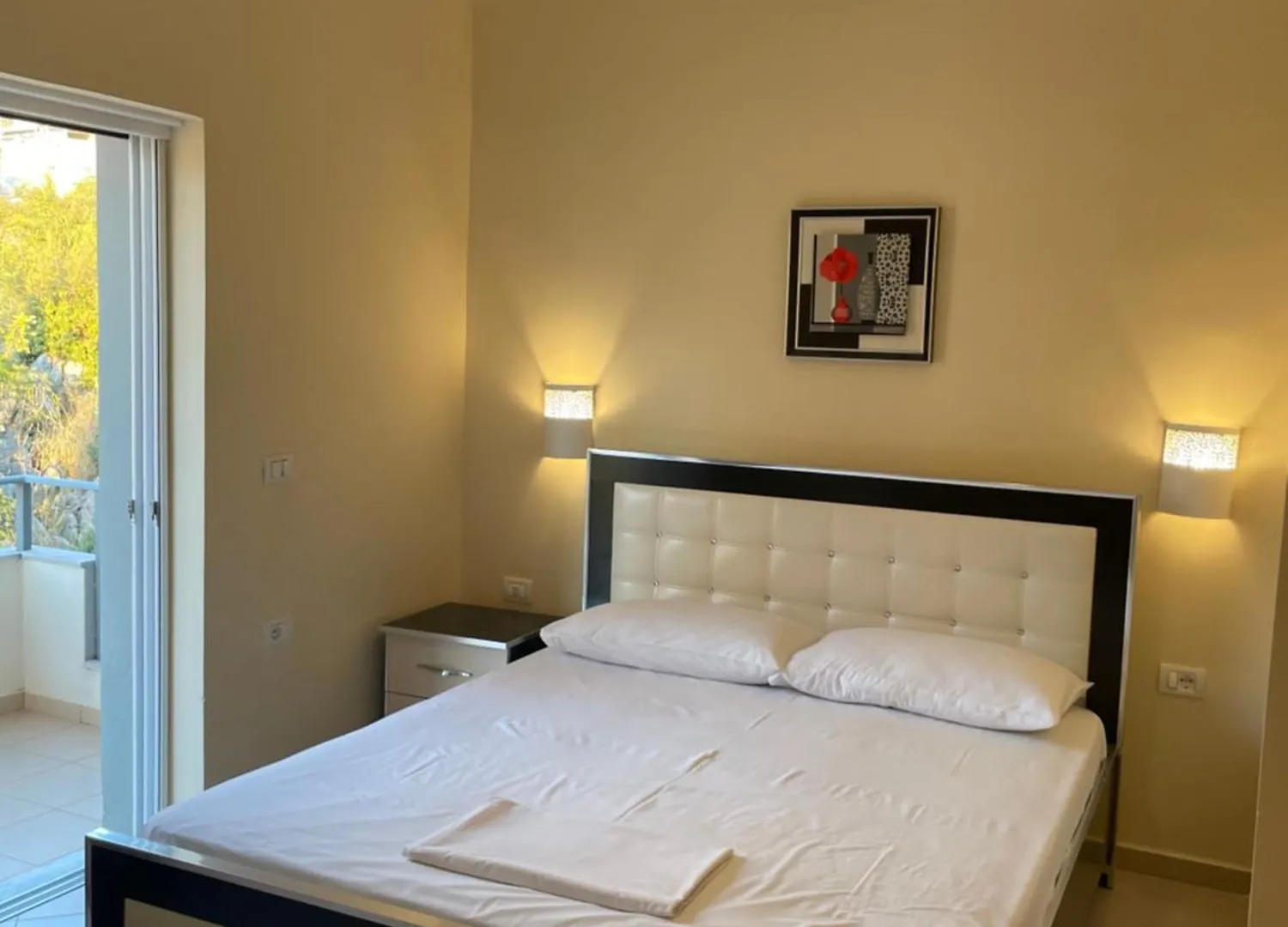 Honey Studios Sarandë 0*,  Albania