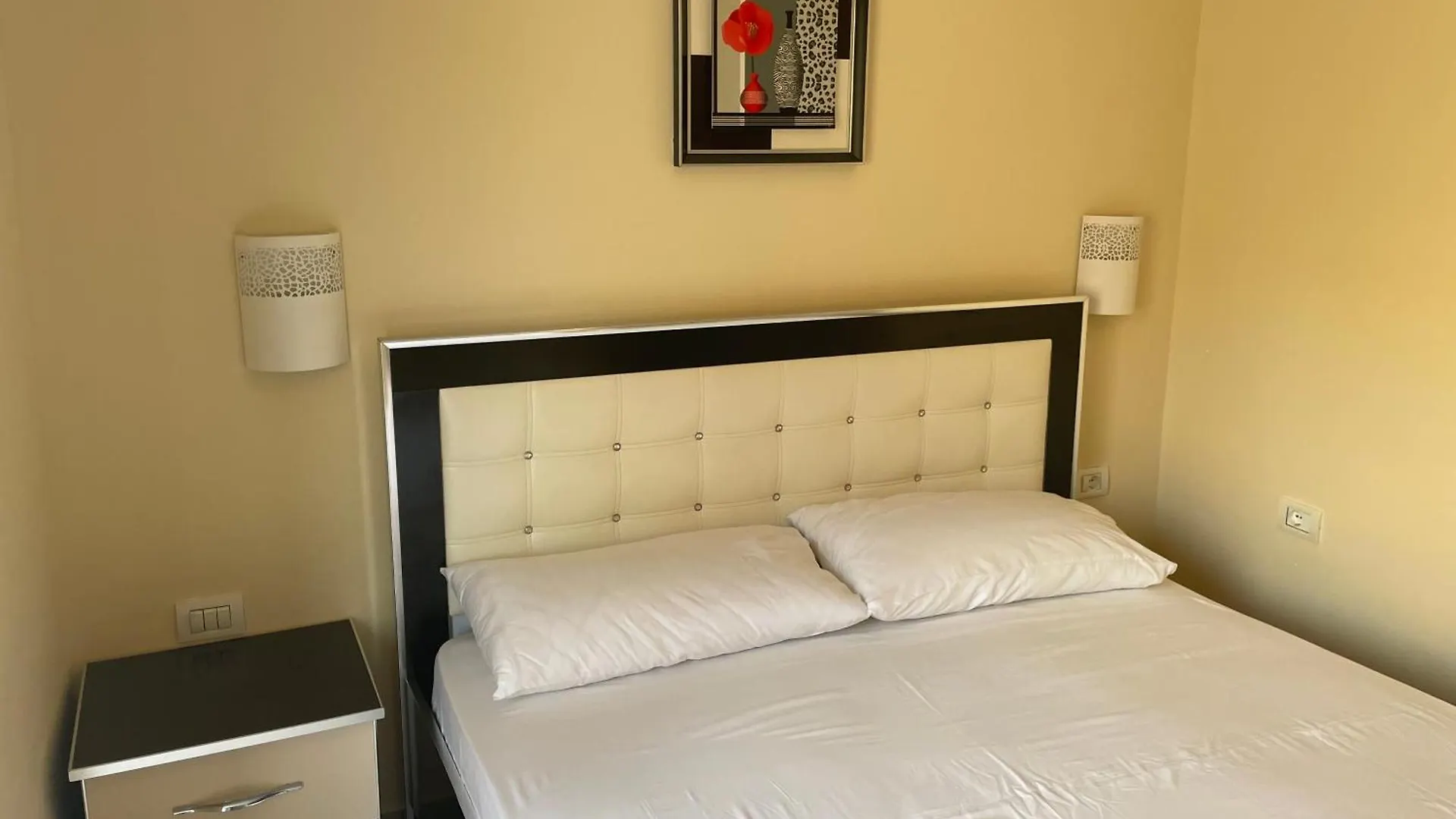 Honey Studios Sarandë